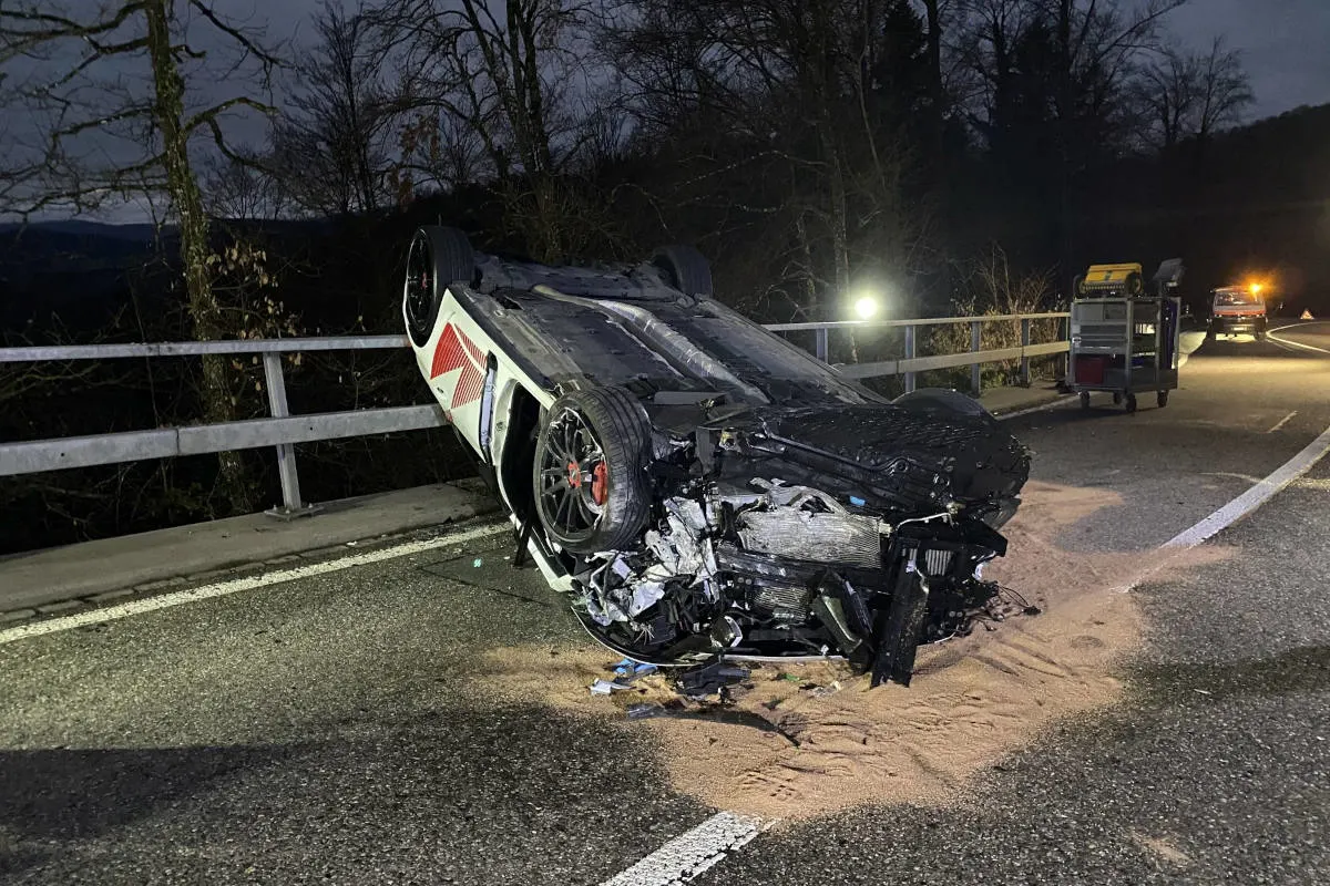 Röschenz BL – In Felswand gekracht und überschlagen – Fahrer erheblich verletzt