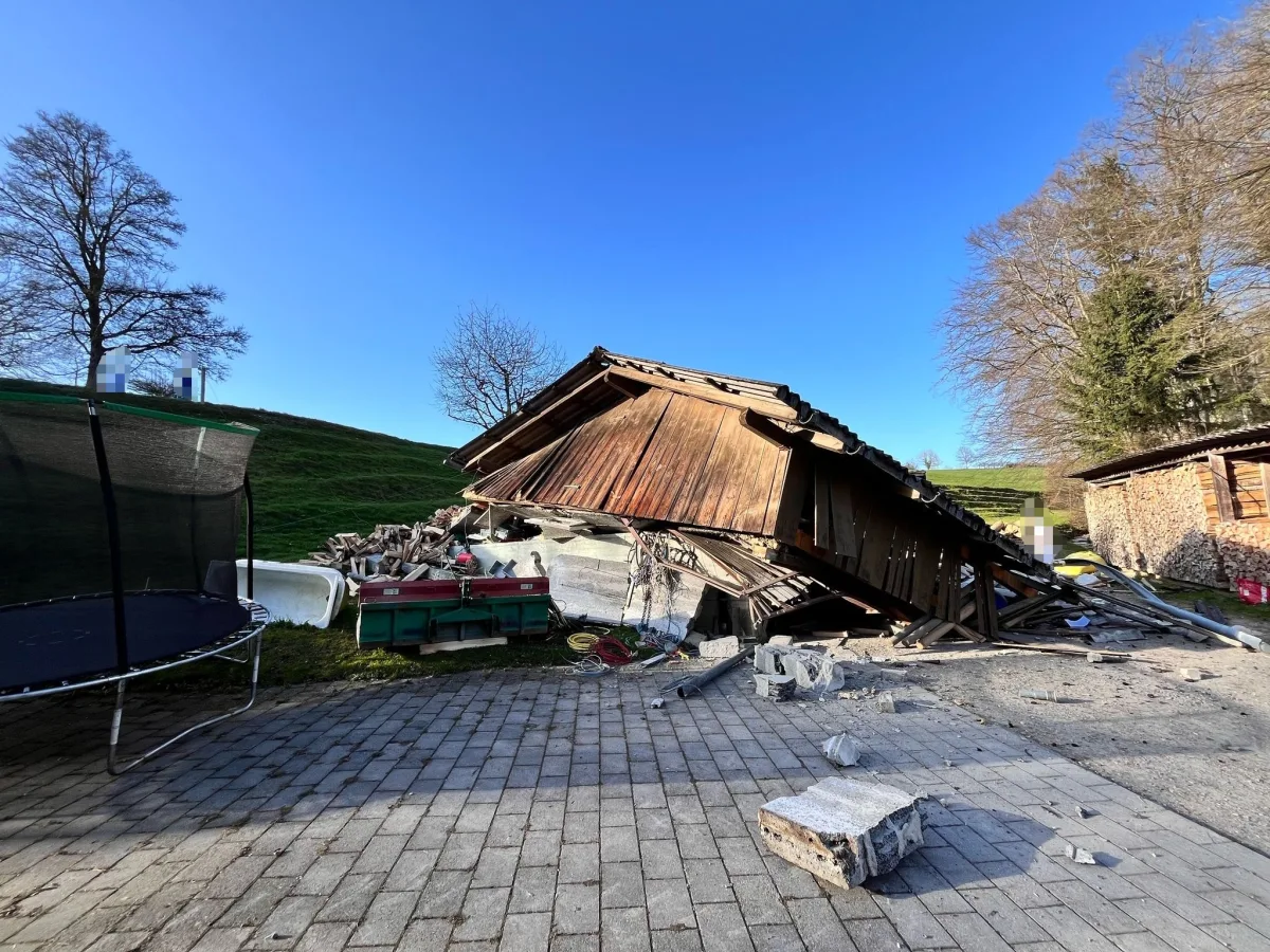 Schwerer Unfall in Maugwil SG – Lastwagen donnert in Scheune
