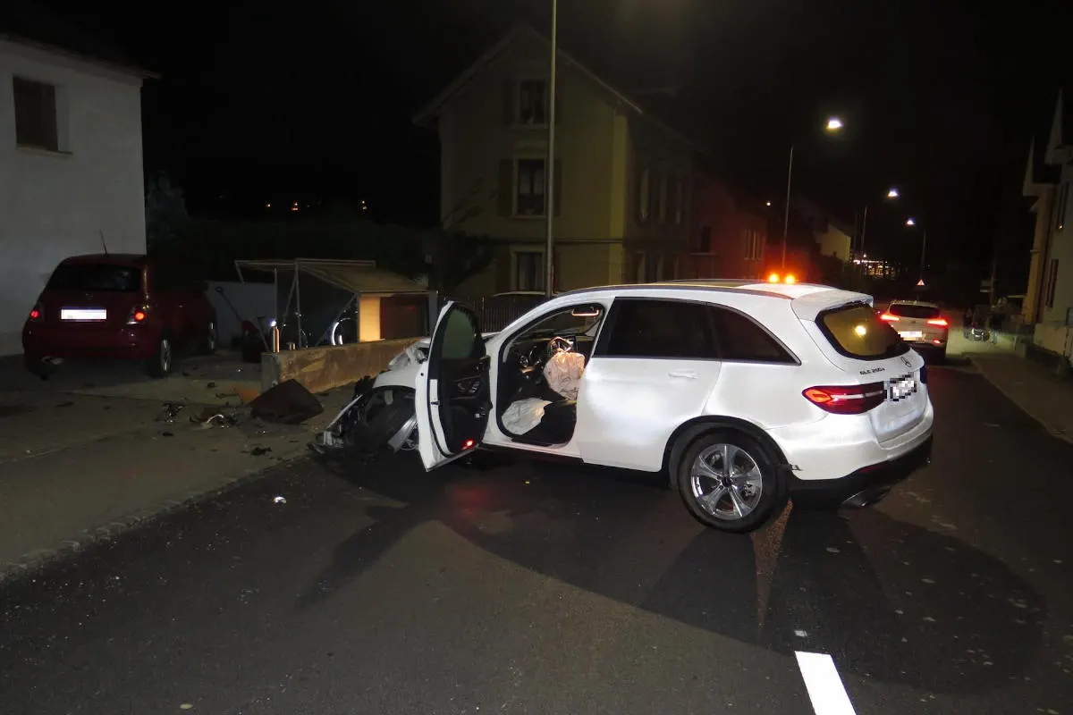 Unfall in Laufen BL – Mit 1,42 Promille gegen Mauer gekracht