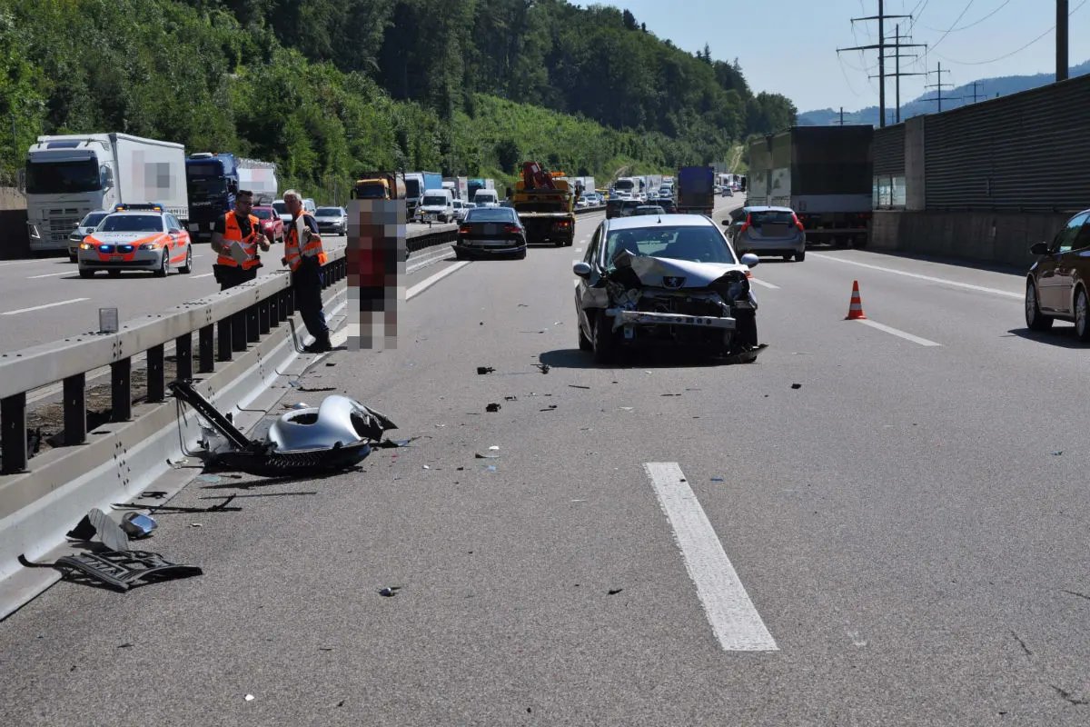 Kappel SO - Auto kollidiert mit Mittelleitplanke und löst Kollision auf der Gegenfahrbahn aus - Zeugenaufruf