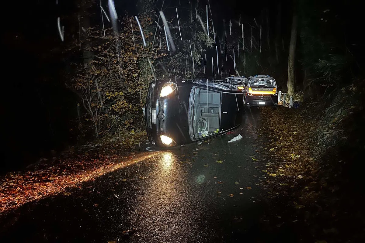 Oberriet SG - Auto kippt bei Unfall zur Seite