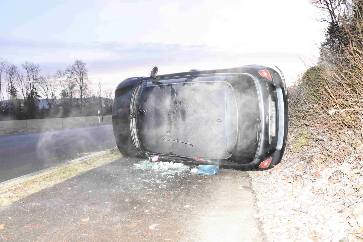 Unfall Niederstetten SG: Auf vereister Fahrbahn mit Auto überschlagen