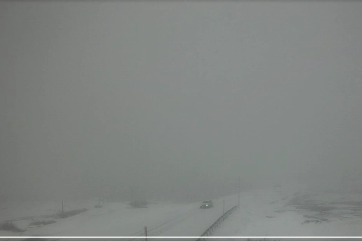 Schnee in den Bergen - Vorsichtige Fahrt heute auf den hochgelegenen Alpenpässen