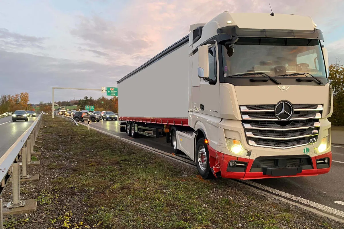 Baar ZG – Unvorsichtiger Spurwechsel – Lastwagen kracht in Auto