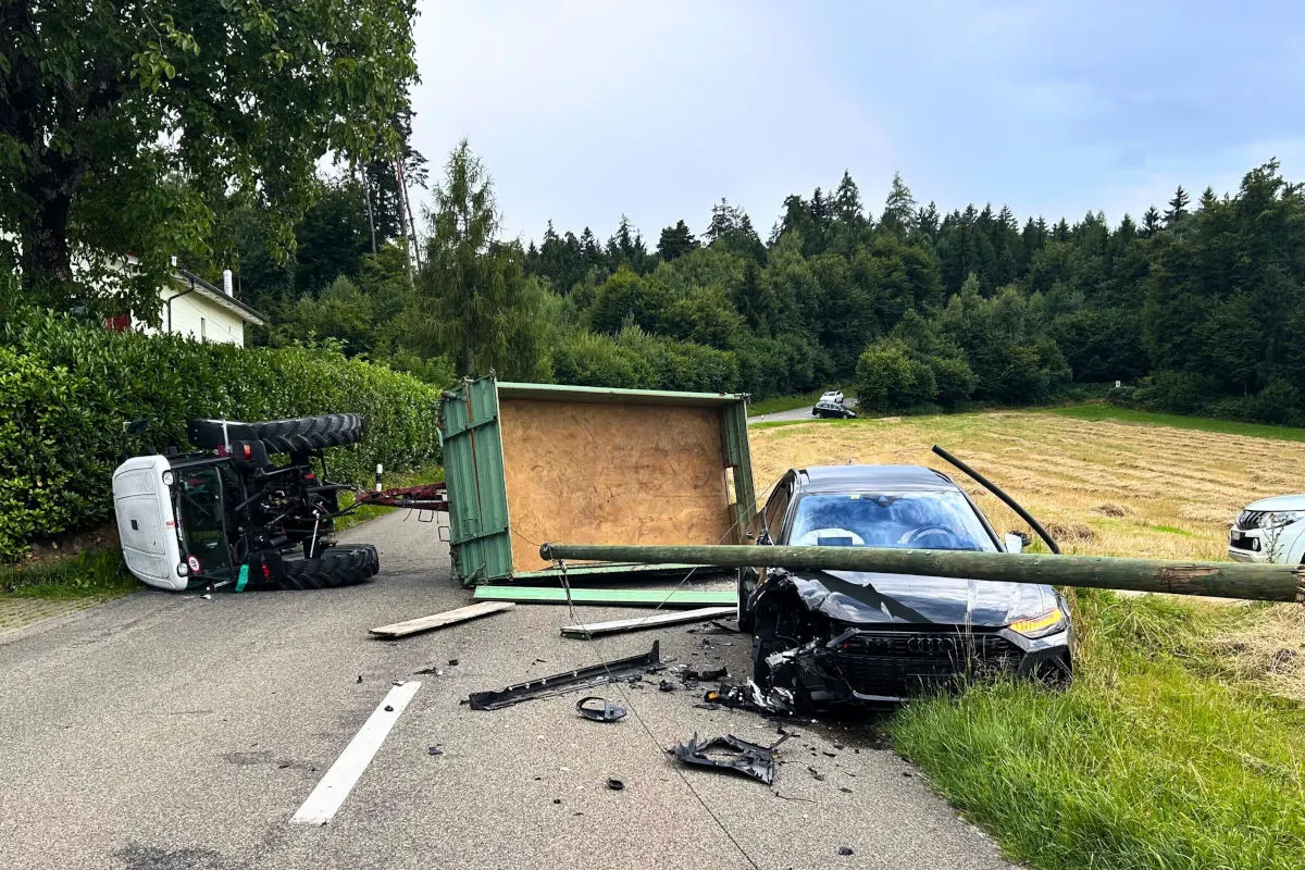 Unfall in Fisibach AG – Traktor kippt zur Seite