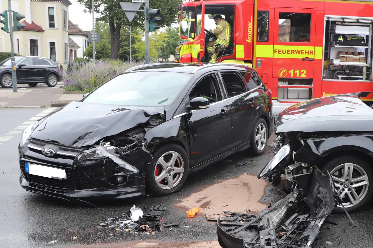 Ratingen – Gegenverkehr übersehen – 3 Personen verletzt