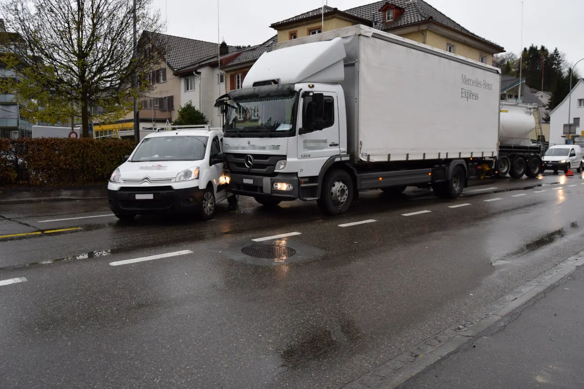 Unfall Herisau AR - Kollision zwischen Auto und Lastwagen