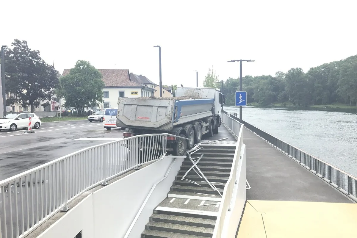 Schaffhausen - Lastwagenchauffeur fällt in Ohnmacht und baut Selbstunfall