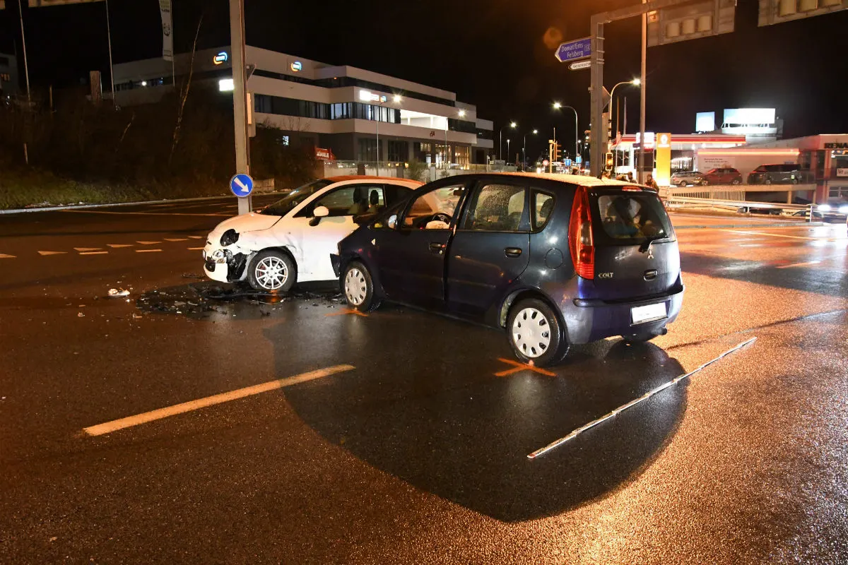 Chur GR - Zwei Totalschäden nach heftiger Kollision zwischen zwei Lenkerinnen