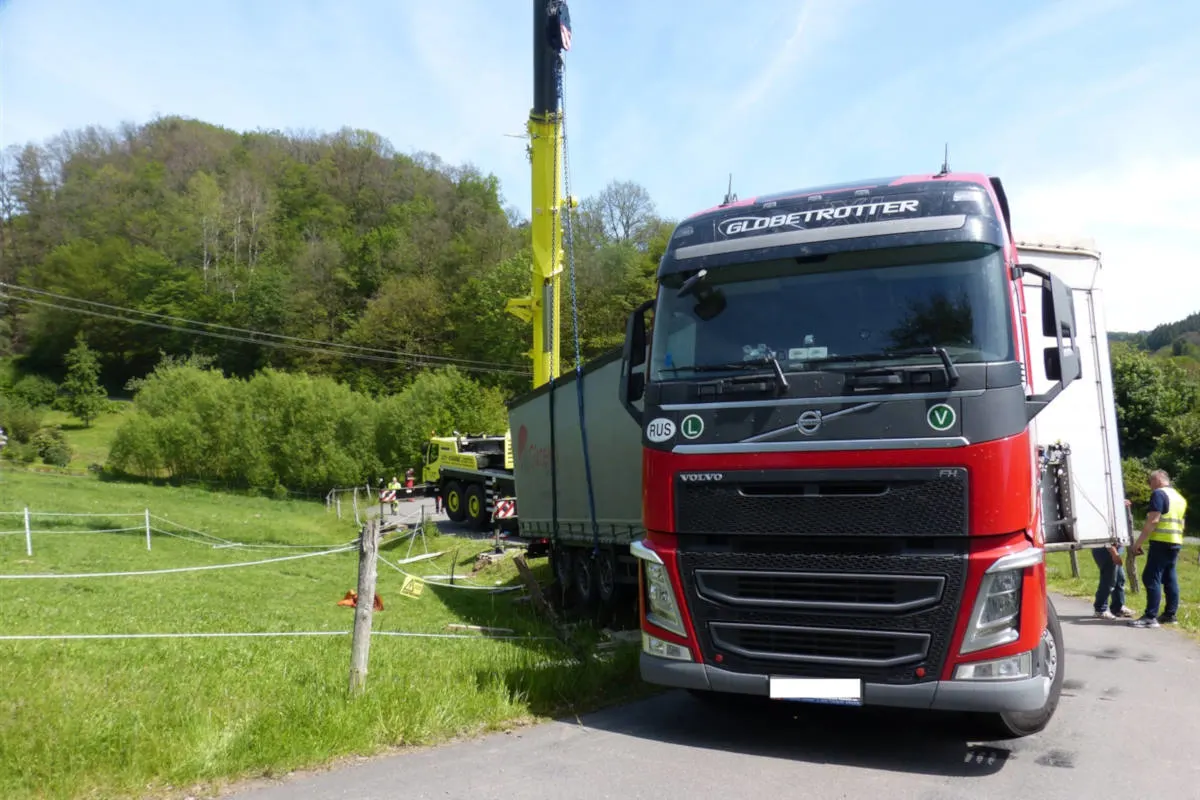 54-Jähriger bei LKW-Bergung schwer verletzt