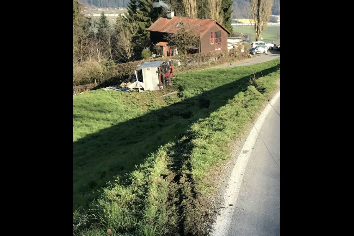 Dierikon LU - Lastwagen kommt von Strasse ab  - Fahrer tot