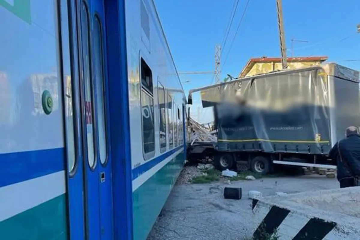 Oria IT - Spektakulärer Unfall zwischen LKW und Zug endet glimpflich!