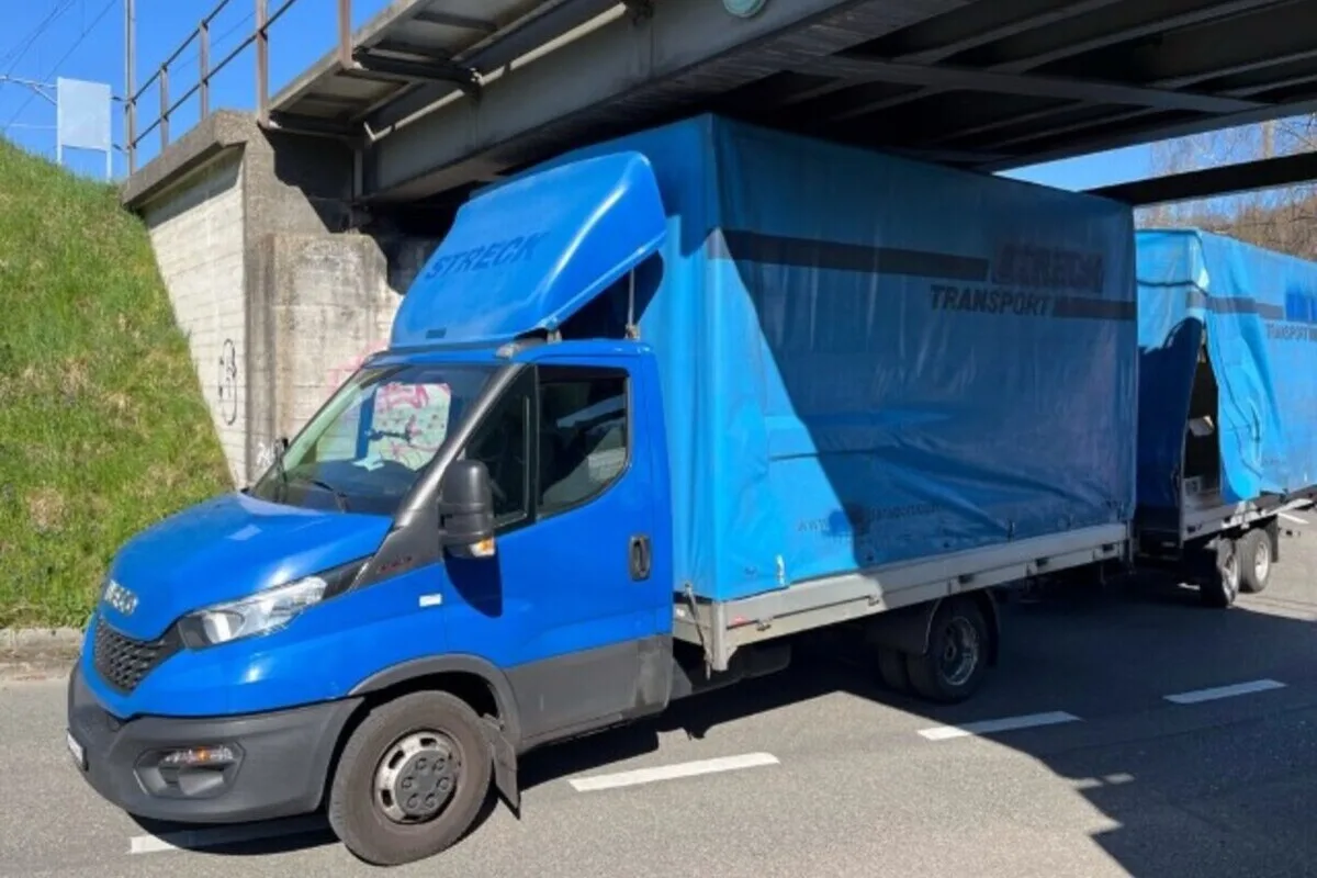 Unfall in Neuhausen am Rheinfall SH – Lieferwagen unter einer Eisenbahnbrücke steckengeblieben