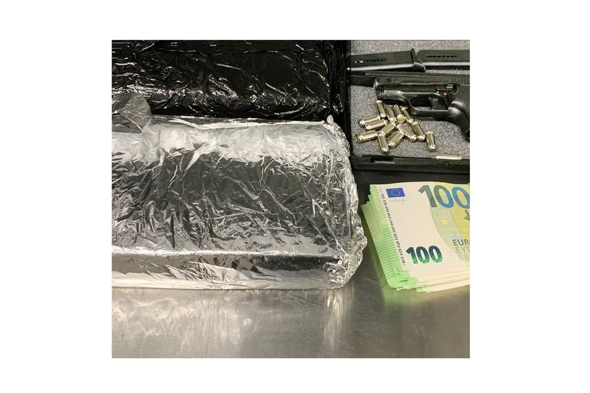Krefeld - Bewaffneter Taxifahrgast vom Zoll mit über zwei Kilogramm Kokain festgenommen