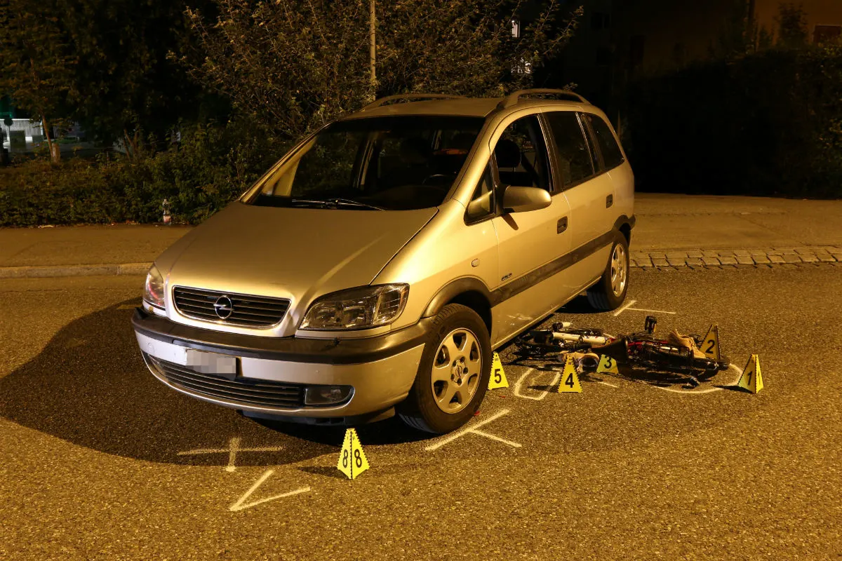 St. Gallen SG - Velofahrerin (10) gerät unter Auto