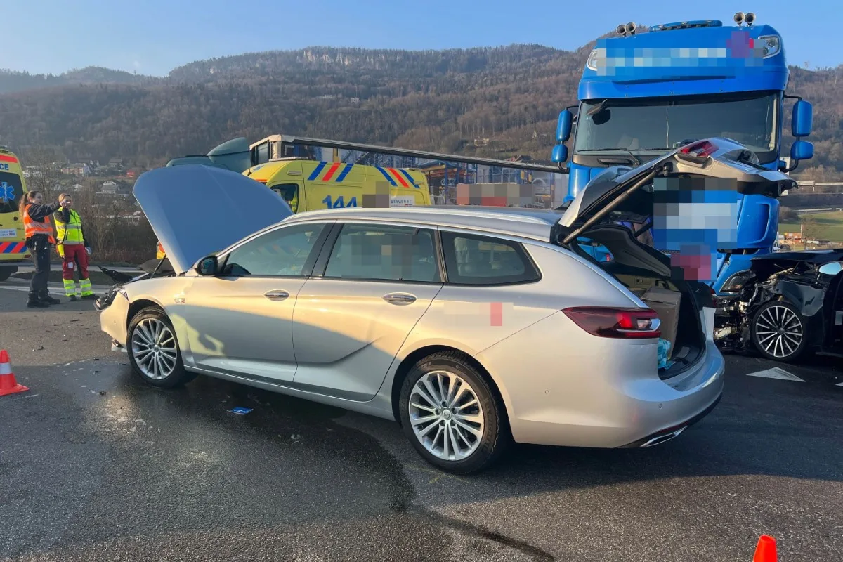 Egerkingen SO - Kollision mit drei beteiligten Fahrzeugen 