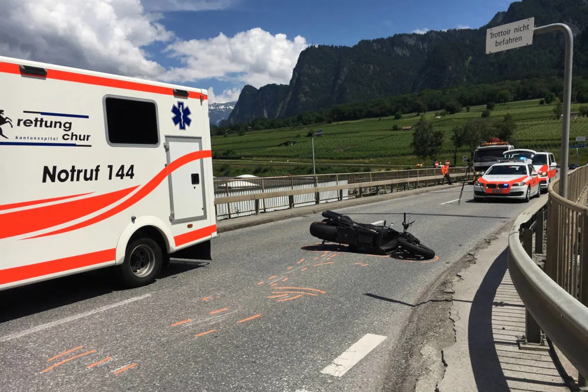 Zizers GR - Kollision zwischen Motorrad und Personenwagen