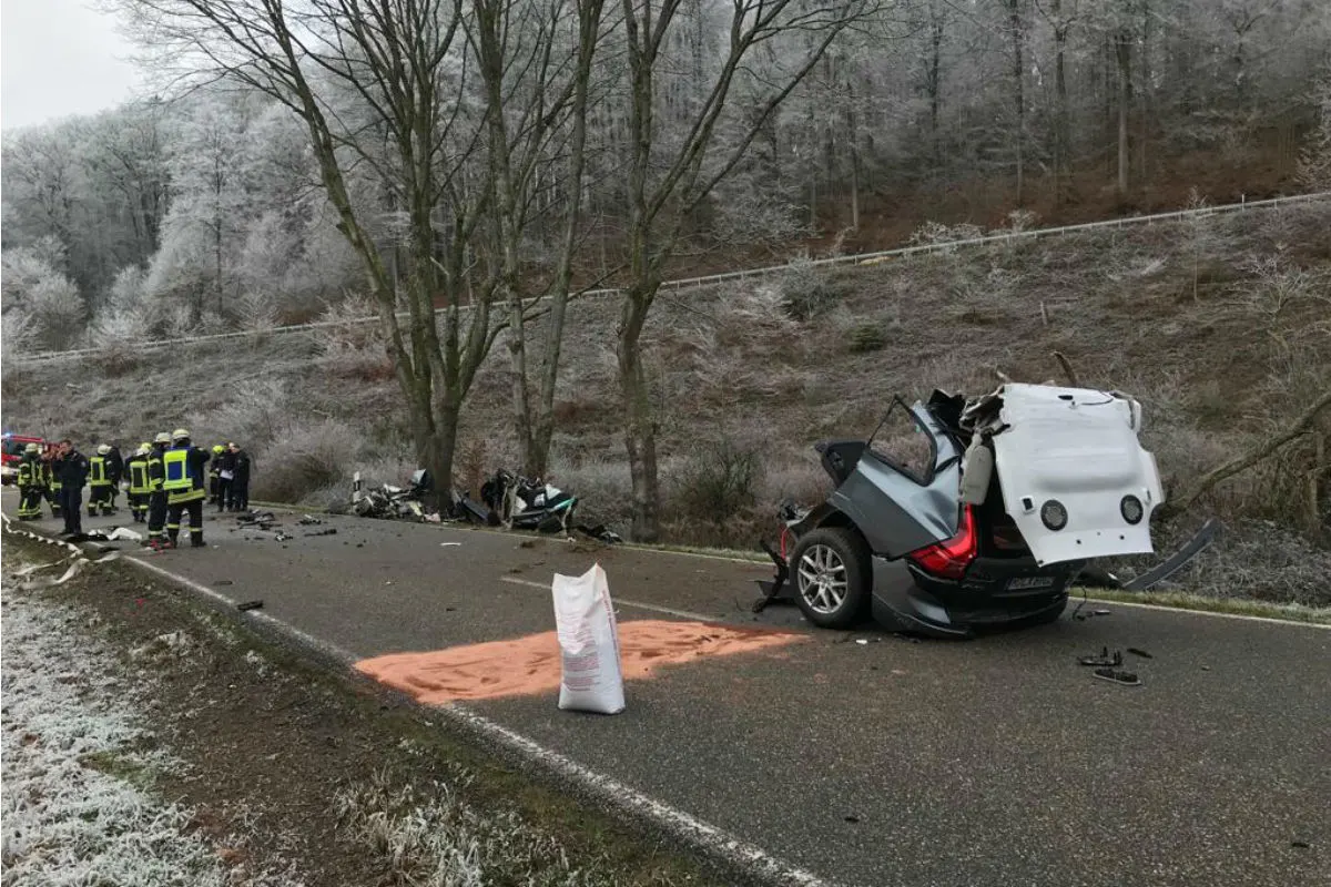 Schwerer Verkehrsunfall fordert zwei Todesopfer