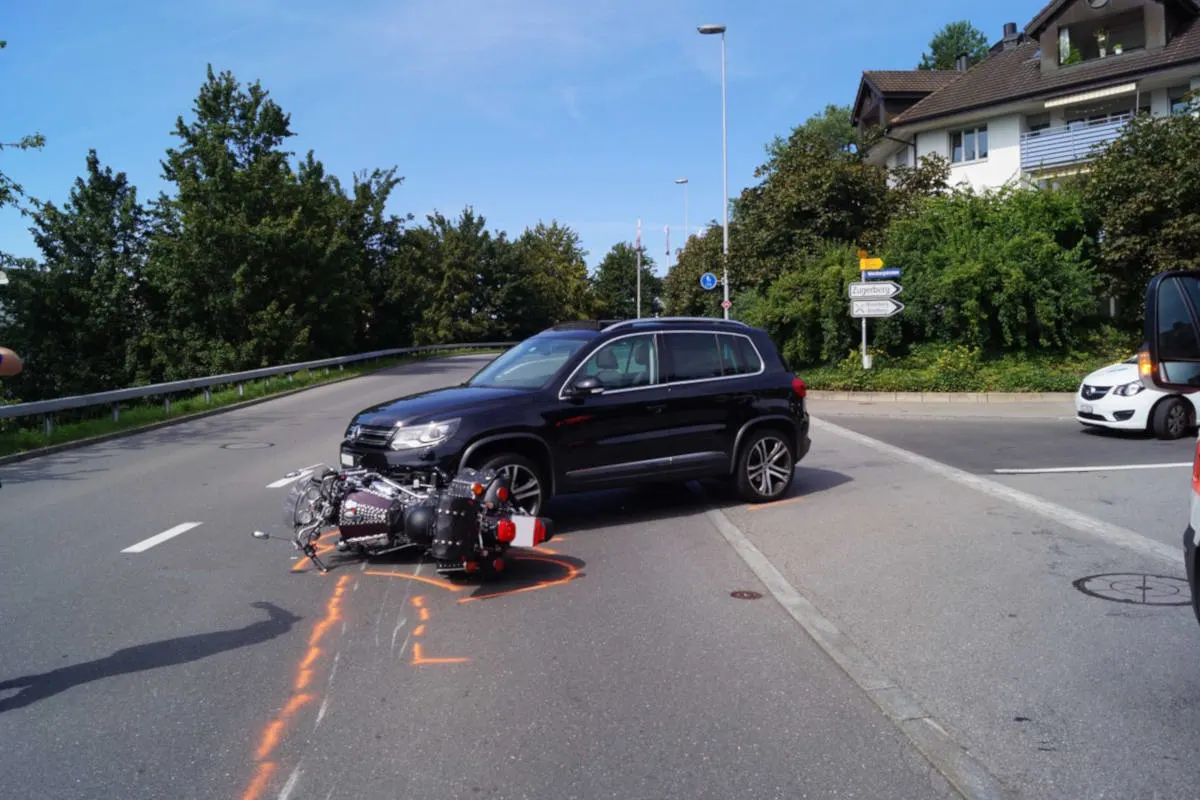 Zug ZG  - Autofahrer missachtet Vortritt