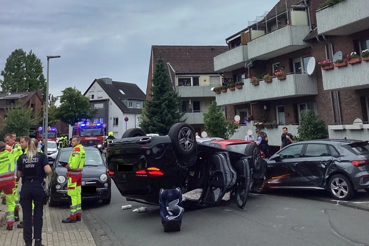 Oberhausen NW – Drei Verletzte bei Unfall mit Überschlag
