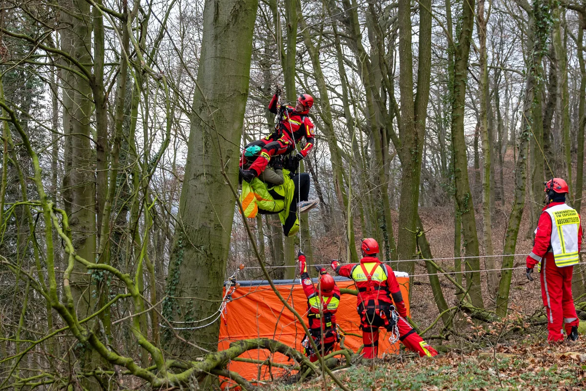 Porta Westfalica – Höhenretter retten Paragleiter aus 20 Metern Höhe