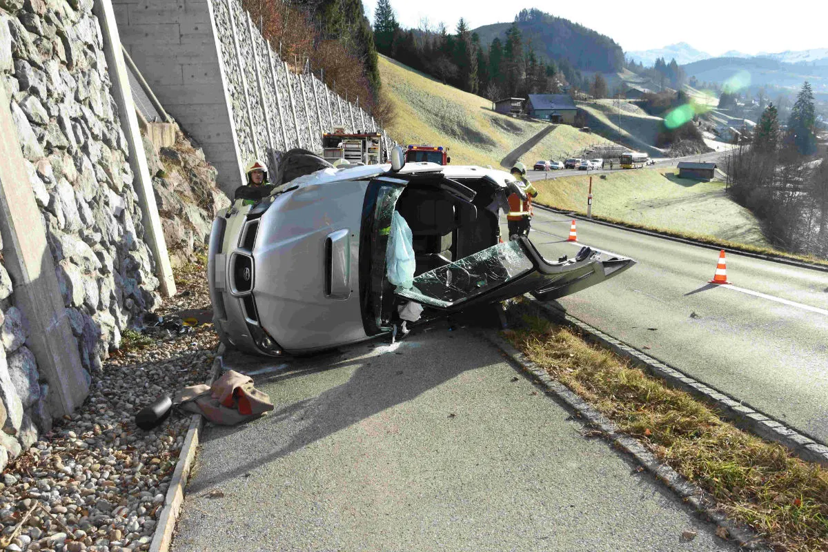 Brunnadern SG - Junge Autofahrerin nach Ausweichmanöver verunfallt