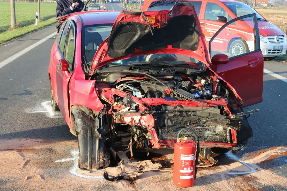 Lübbecke - Zwei Autofahrerinnen bei Crash schwer verletzt