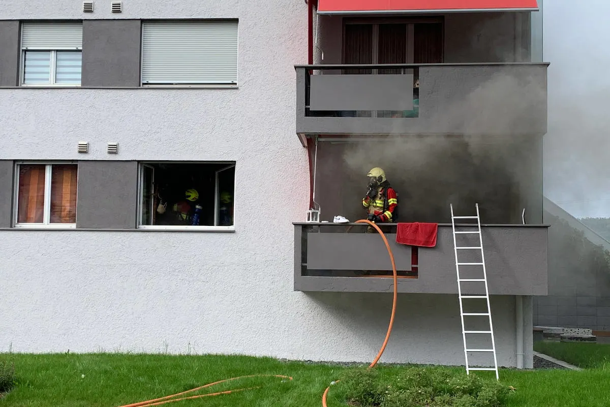 Stadt Zug – Rauch und Flammen in einem Mehrfamilienhaus
