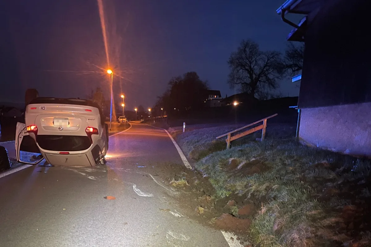 Niederwil AG - Unter Alkoholeinfluss von Strasse abgekommen - Nissan landet auf dem Dach