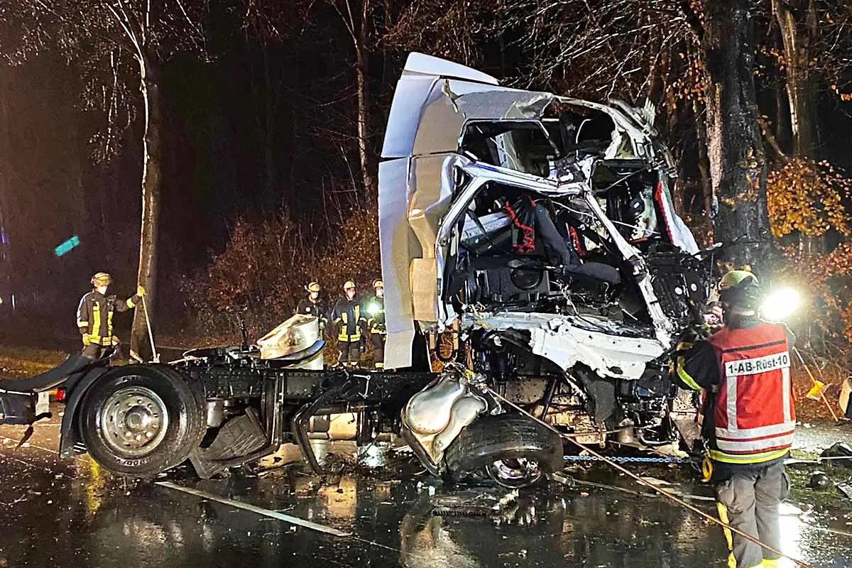 Schwerer Verkehrsunfall in Dortmund - Lkw-Fahrer im Führerhaus eingeklemmt