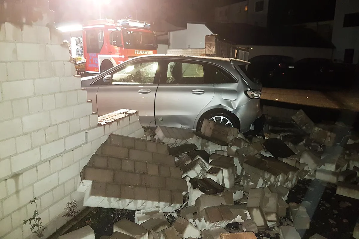 Langenfeld - Pkw kracht gegen Mauer 