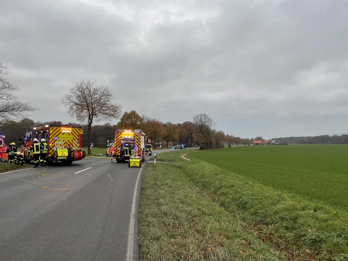 Oelde – PKW fährt frontal vor Baum – Fahrer im Fahrzeug eingeschlossen