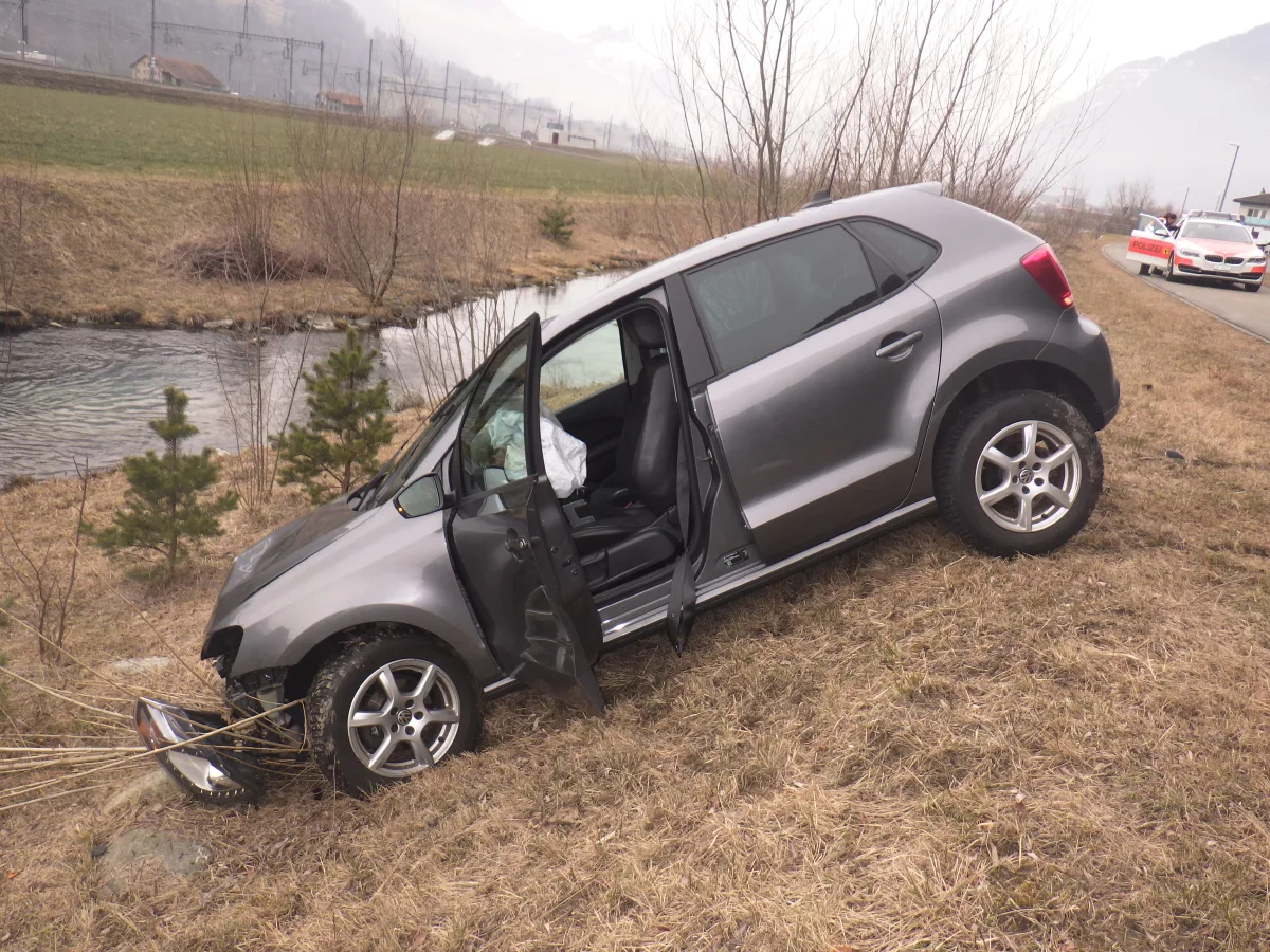 Erstfeld UR -  Auto kollidiert mit Kandelaber – niemand verletzt