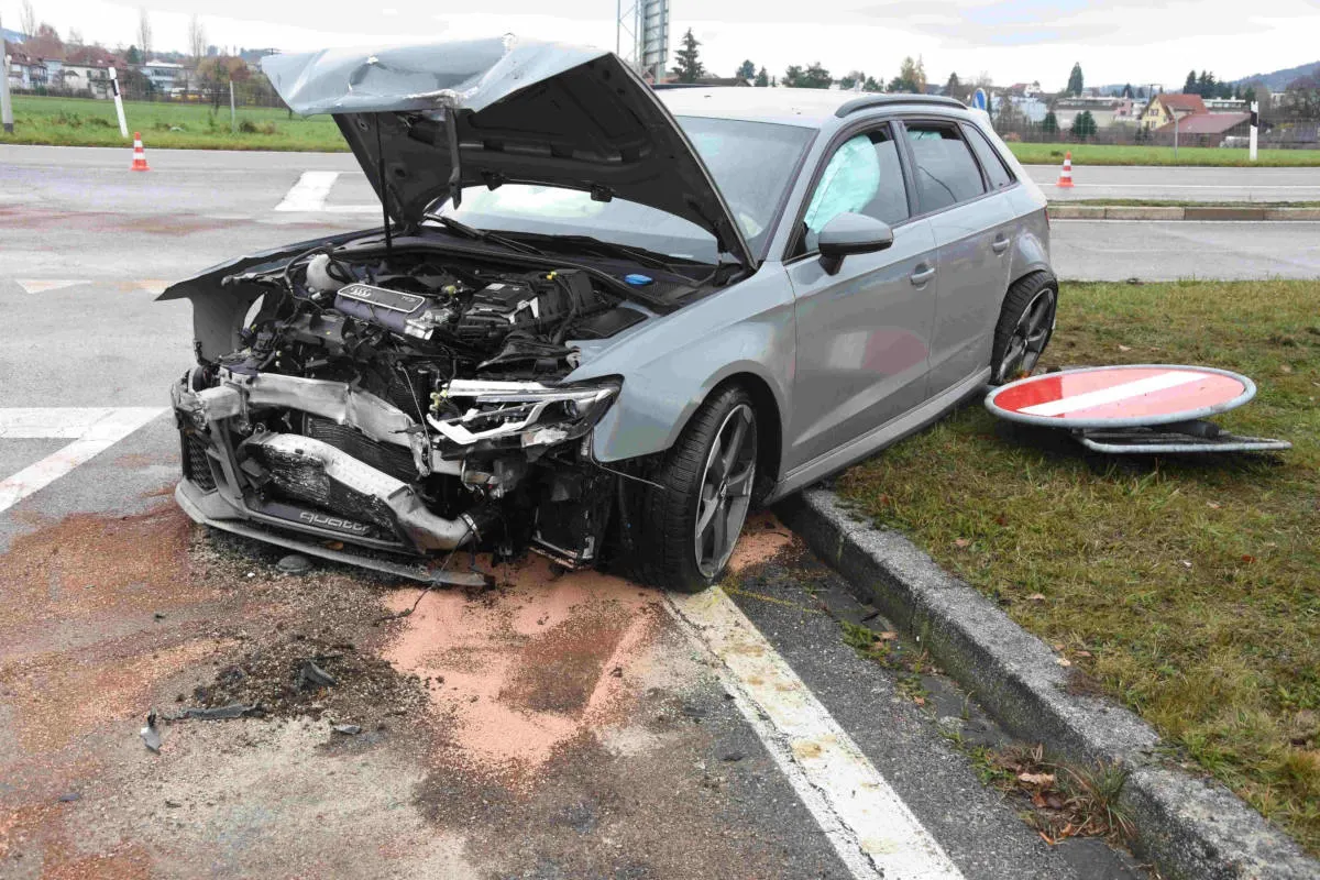 Gossau SG - Zwei Autos frontal zusammengestossen
