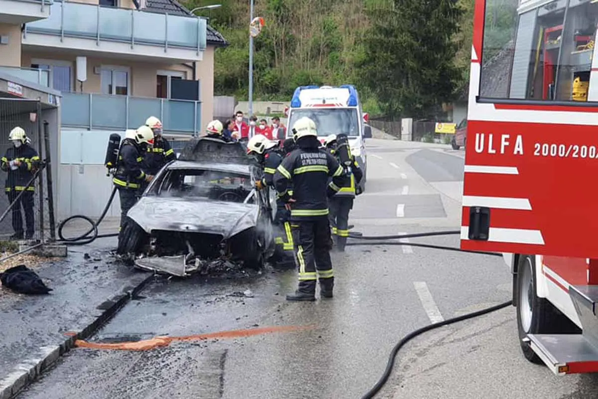 Viehofen - Auto komplett ausgebrannt