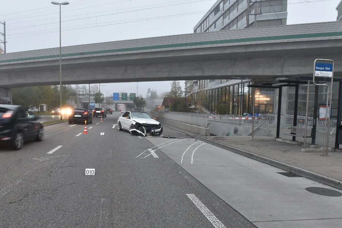 Dübendorf ZH - Junger Autolenker im Mercedes baut heftigen Selbstunfall