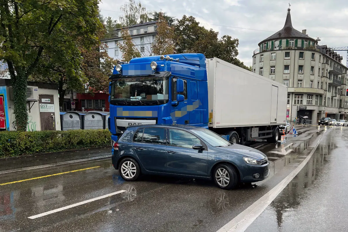 Stadt St. Gallen – Kollision bei unvorsichtigem Spurwechsel