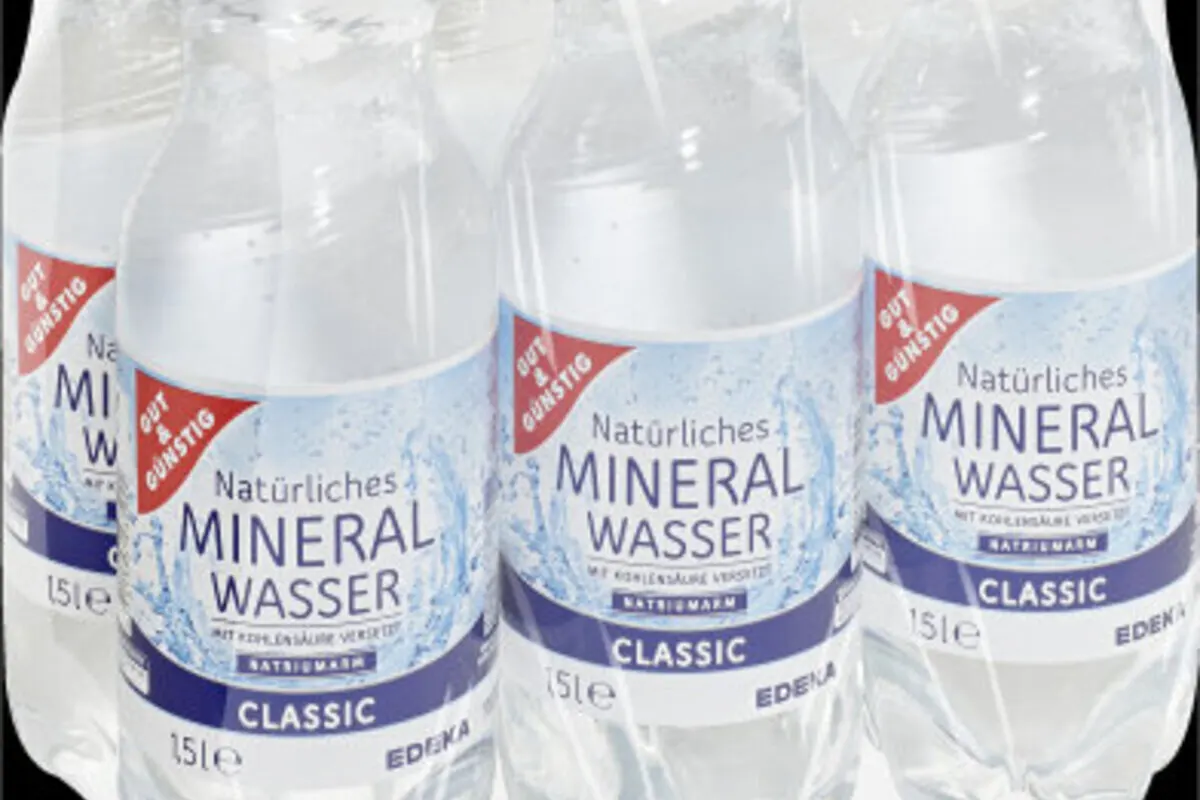 Rückruf von Mineralwasser betrifft auch Schweizer Einkaufstouristen
