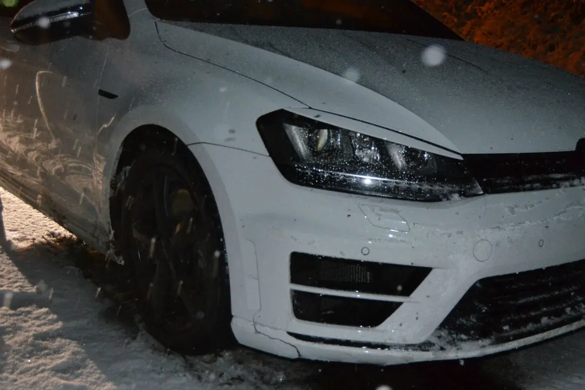 Schwellbrunn AR - Verkehrsunfall auf schneebedeckter Strasse