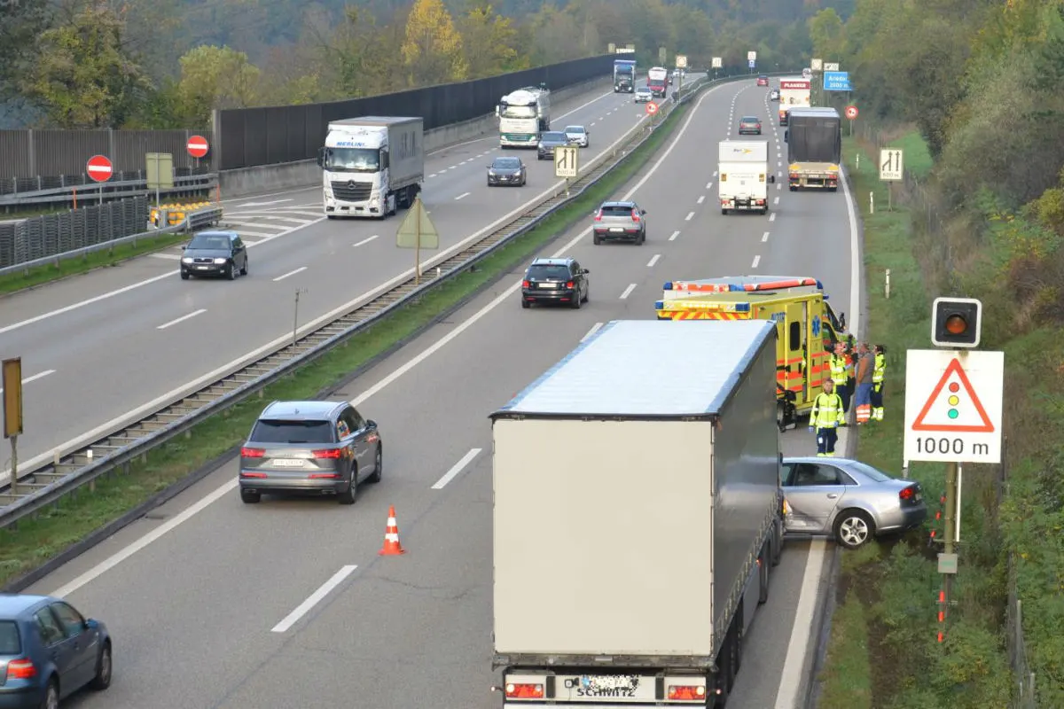 Unfall Autobahn A2 Itingen BL - Lastwagen erfasst Audi mit einem zweijährigen Mädchen drin