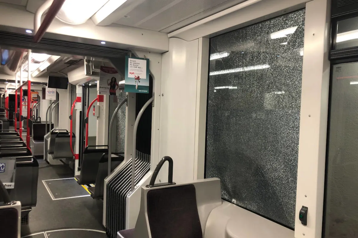 Zeugenaufruf Bern – Fahrende Trams und Bus durch Steinwürfe beschädigt