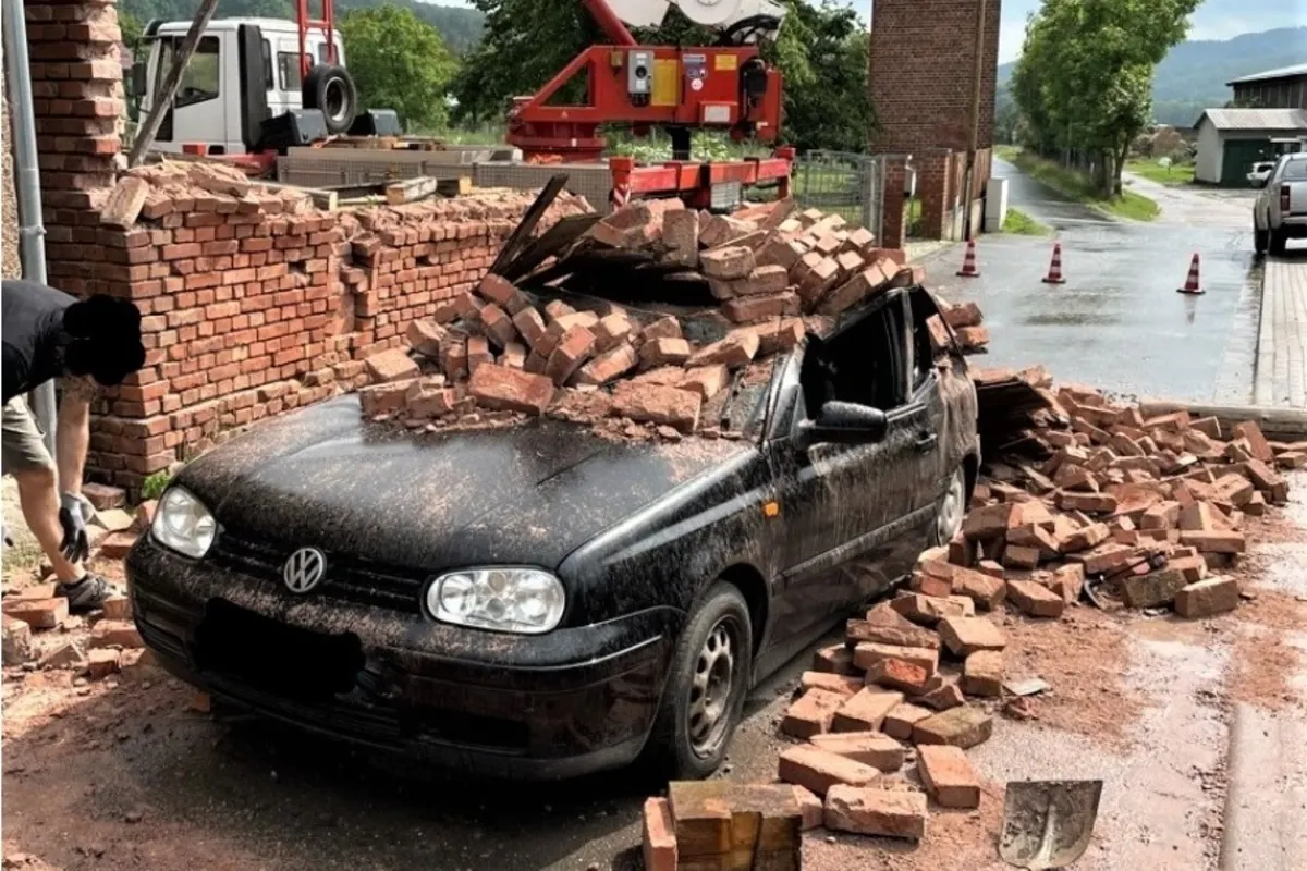 Tastungen TH - Auto von einstürzender Mauer begraben 
