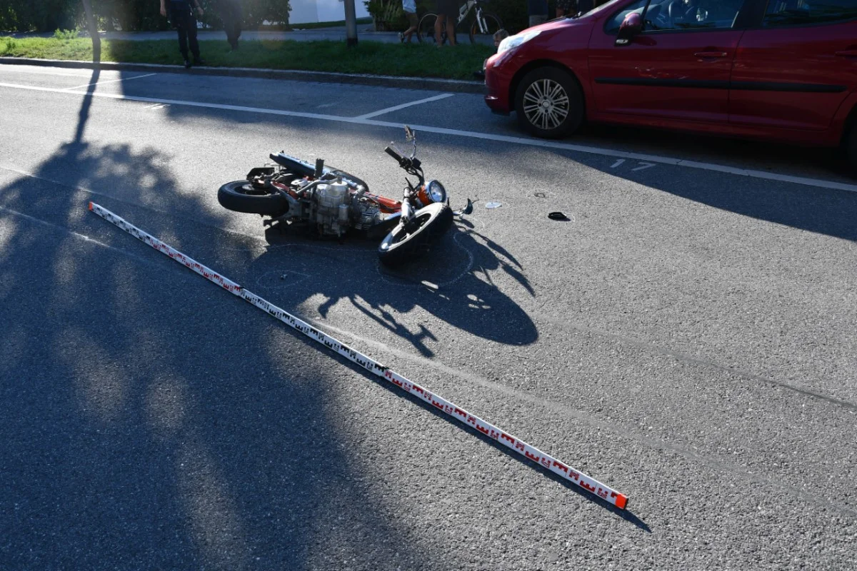 Unfall in Chur GR - Autofahrer überholt Motorradfahrer und bremst ab - Auffahrkollision war die Folge