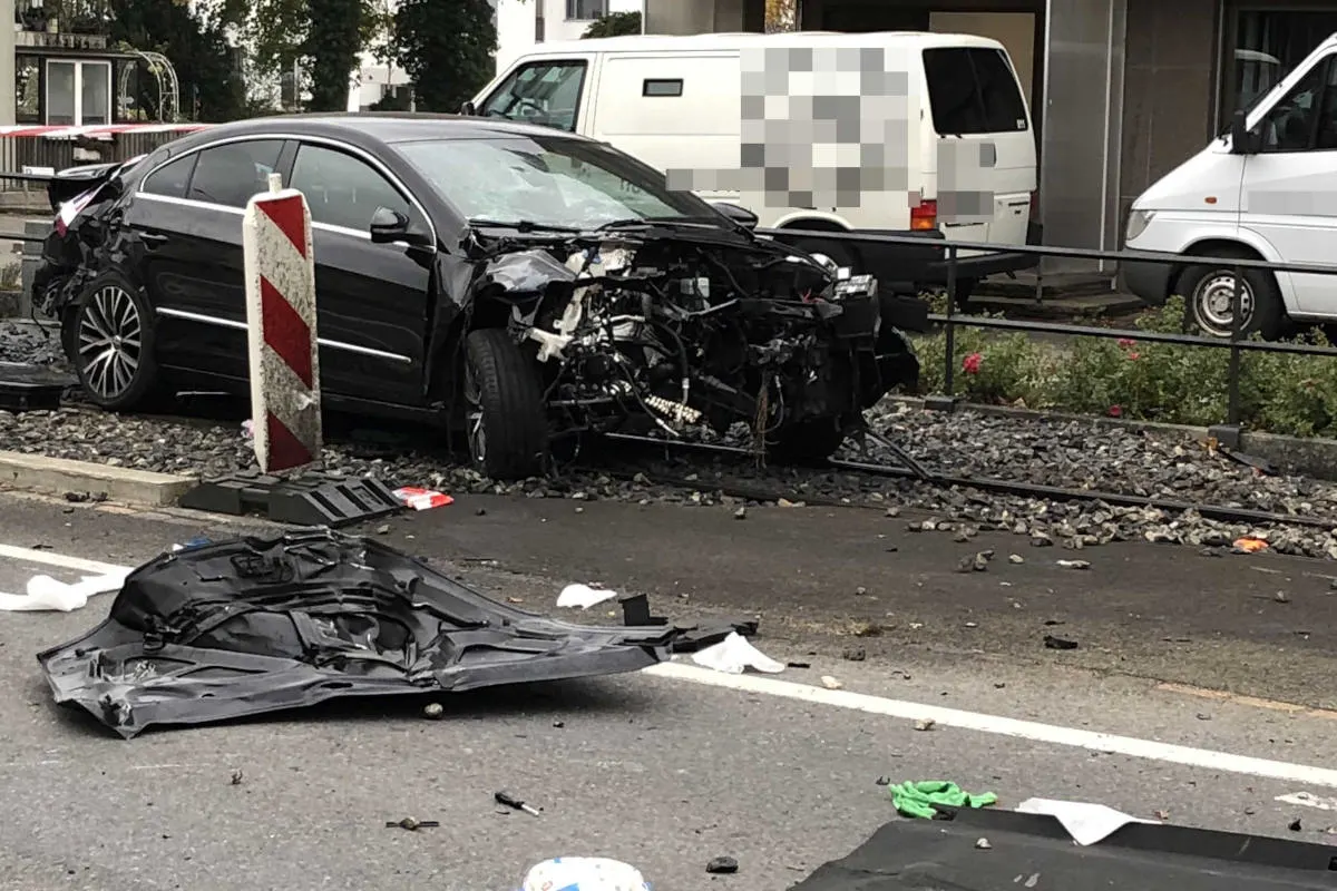 Unterkulm AG - Auto auf Bahngleise geschleudert
