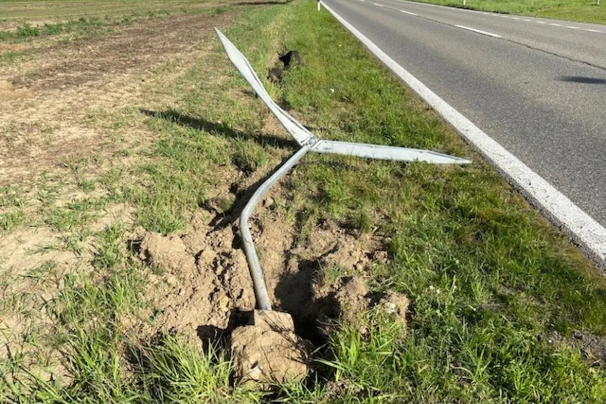Wohlen AG - Weisser Audi fährt Tafel um - Die Polizei sucht nach dem Fahrzeughalter