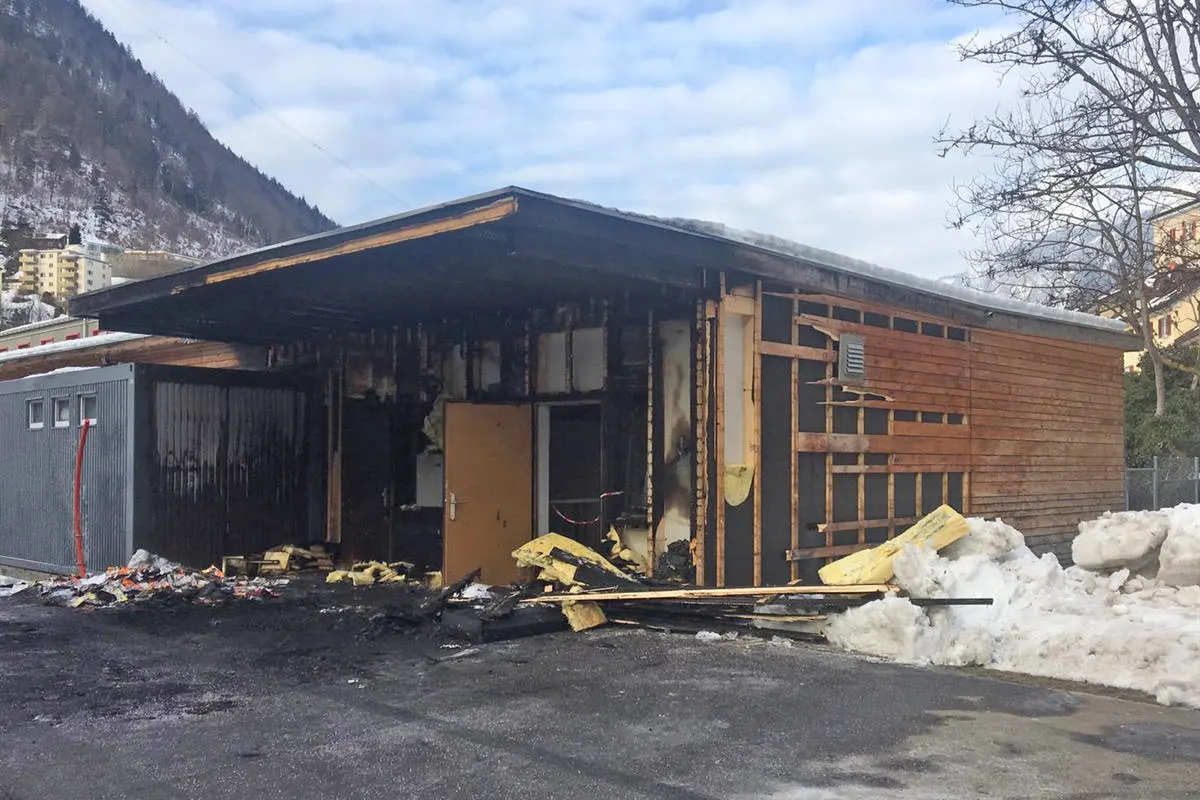Chur GR - Fahrzeugbrand entzündet Gebäudefassade