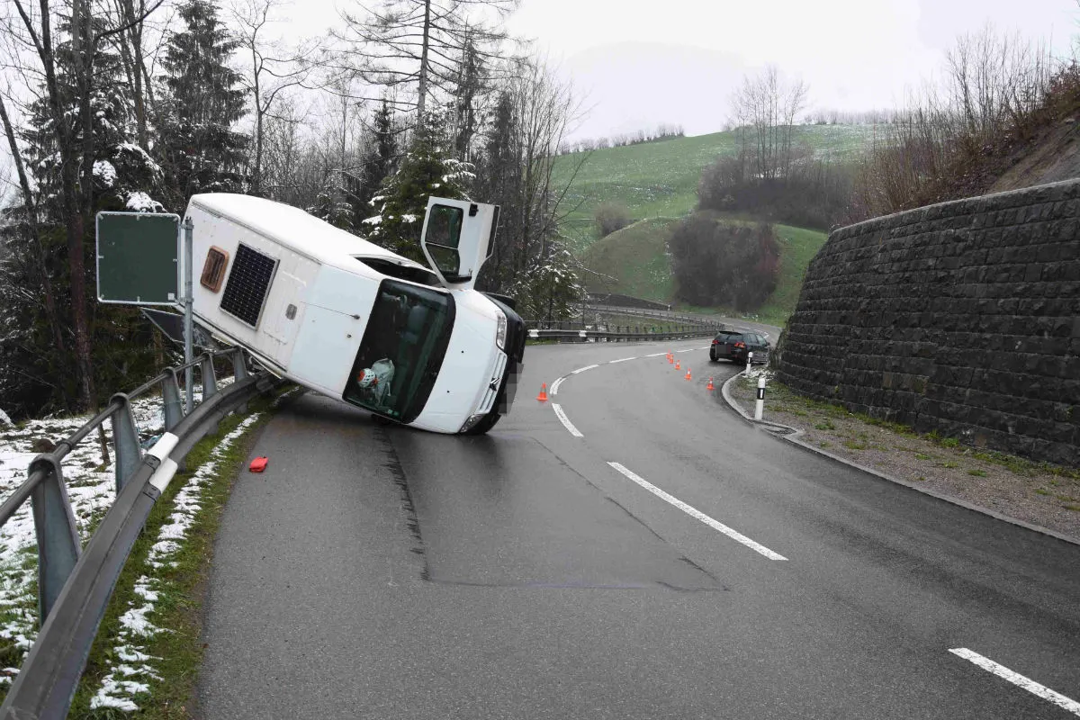 Nesslau SG - Auto kollidiert mit Lieferwagen