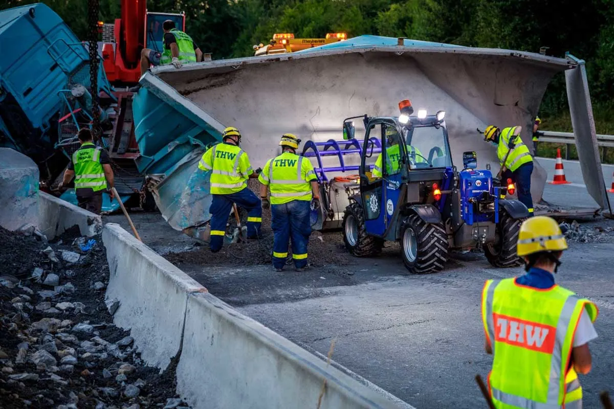 Pfaffenhofen - Ein schwerer Verkehrsunfall mit einem umgekippten LKW auf der A9
