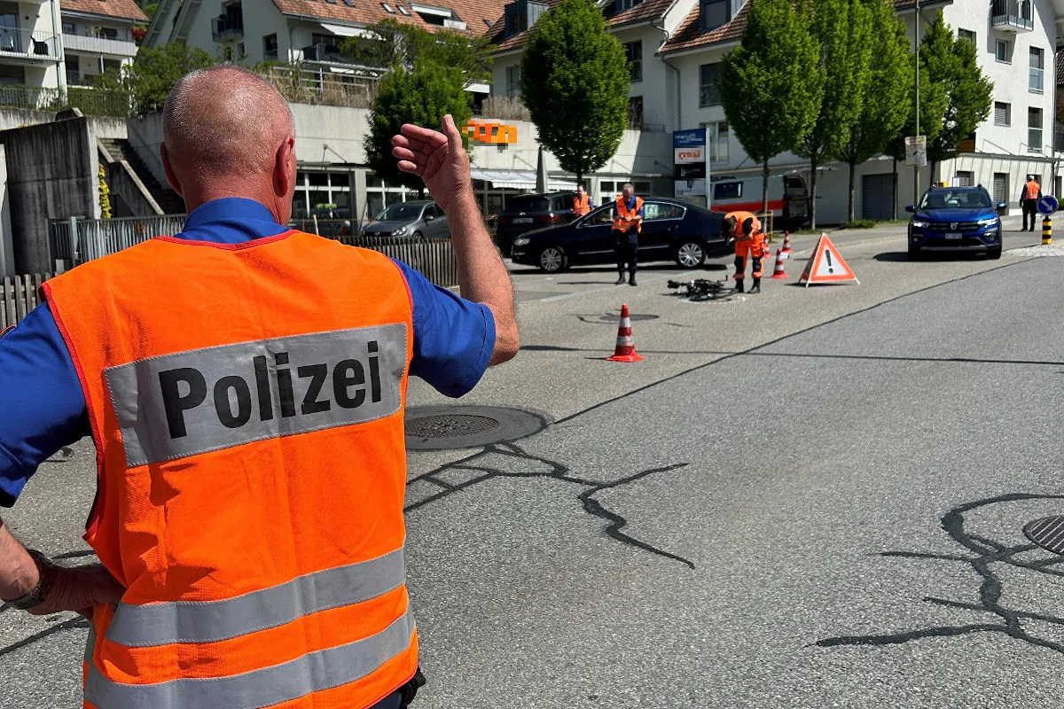 Sellenbüren ZH – E-Bikefahrer bei Unfall mit Auto verletzt