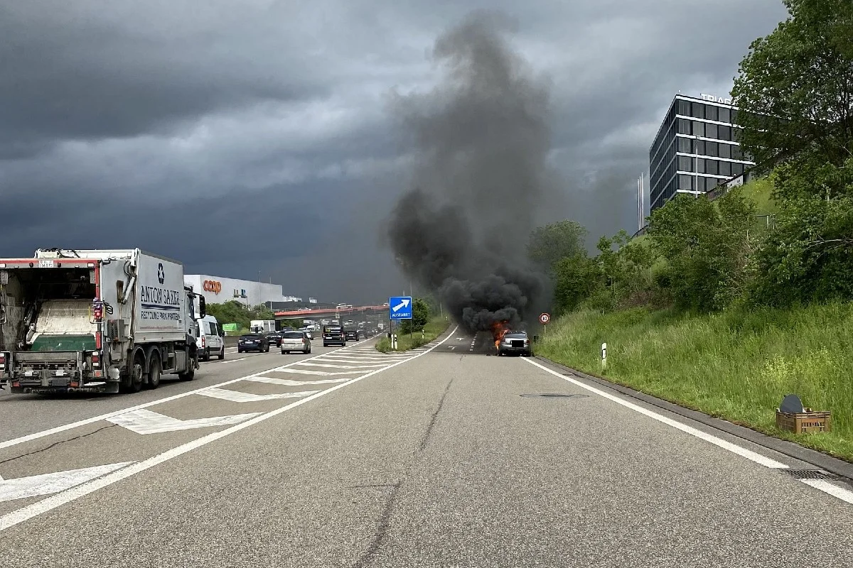 Pratteln BL - Verkehrsbehinderungen nach Brand von Audi auf A2